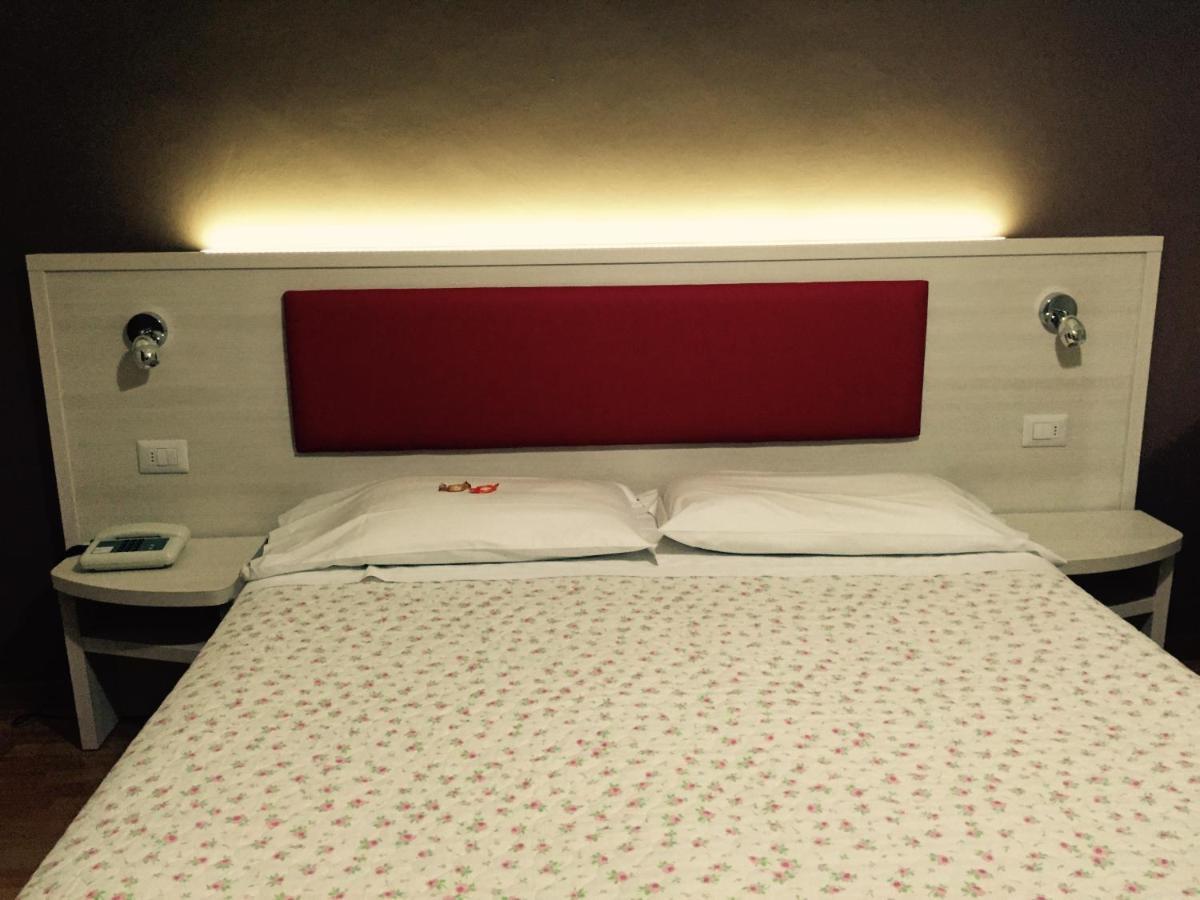 Hotel Biondi مونتيكاتيني تيرمي الغرفة الصورة