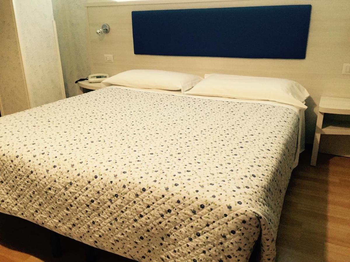 Hotel Biondi مونتيكاتيني تيرمي الغرفة الصورة